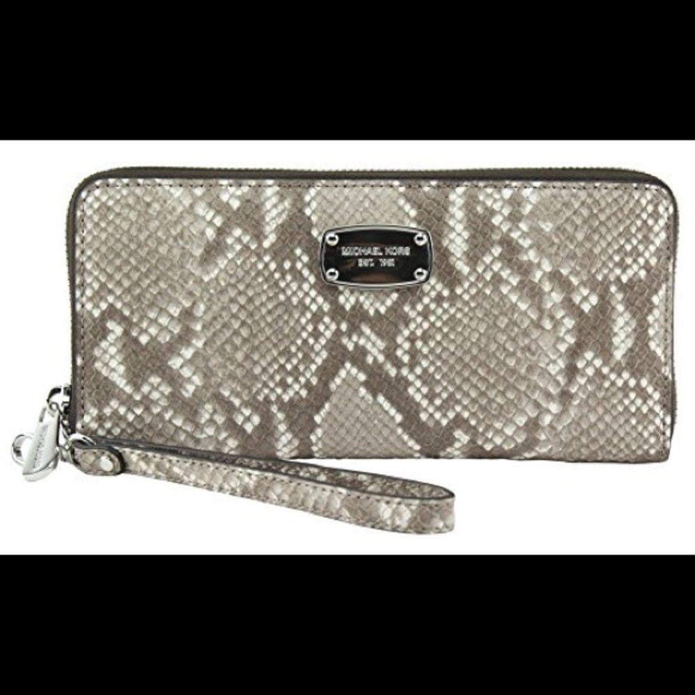 Michael kors NWT jet set wristlet